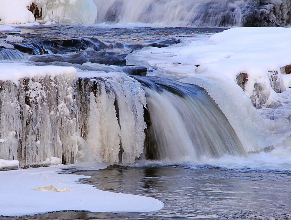 Wet, White & Blue (+crop)