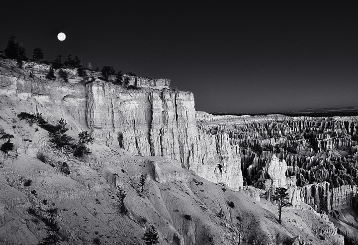Moonset on Bryce Canyon