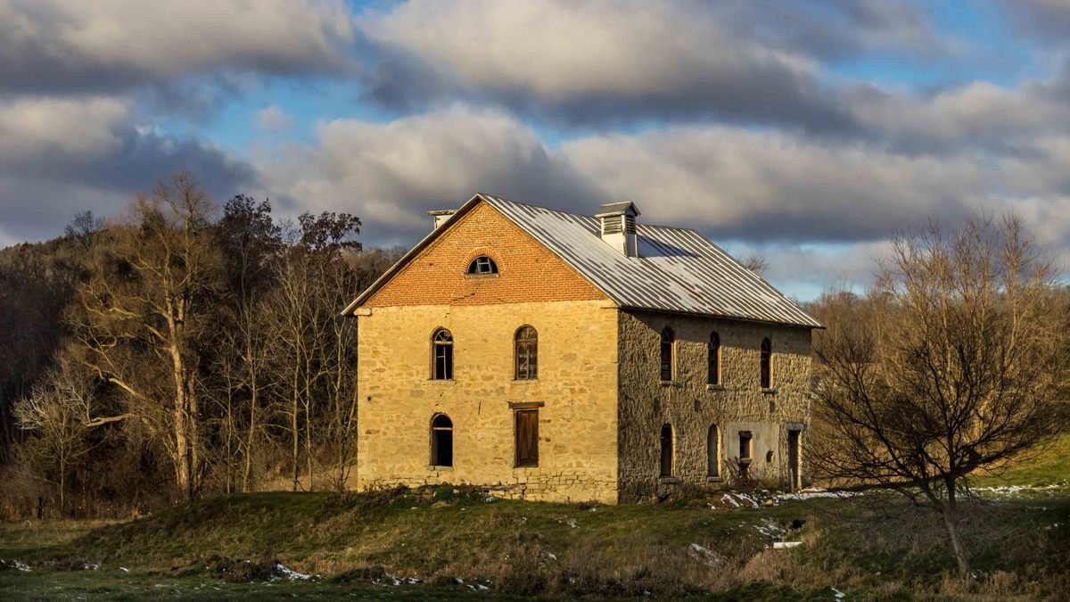 Abandoned Farmhouse/Repost